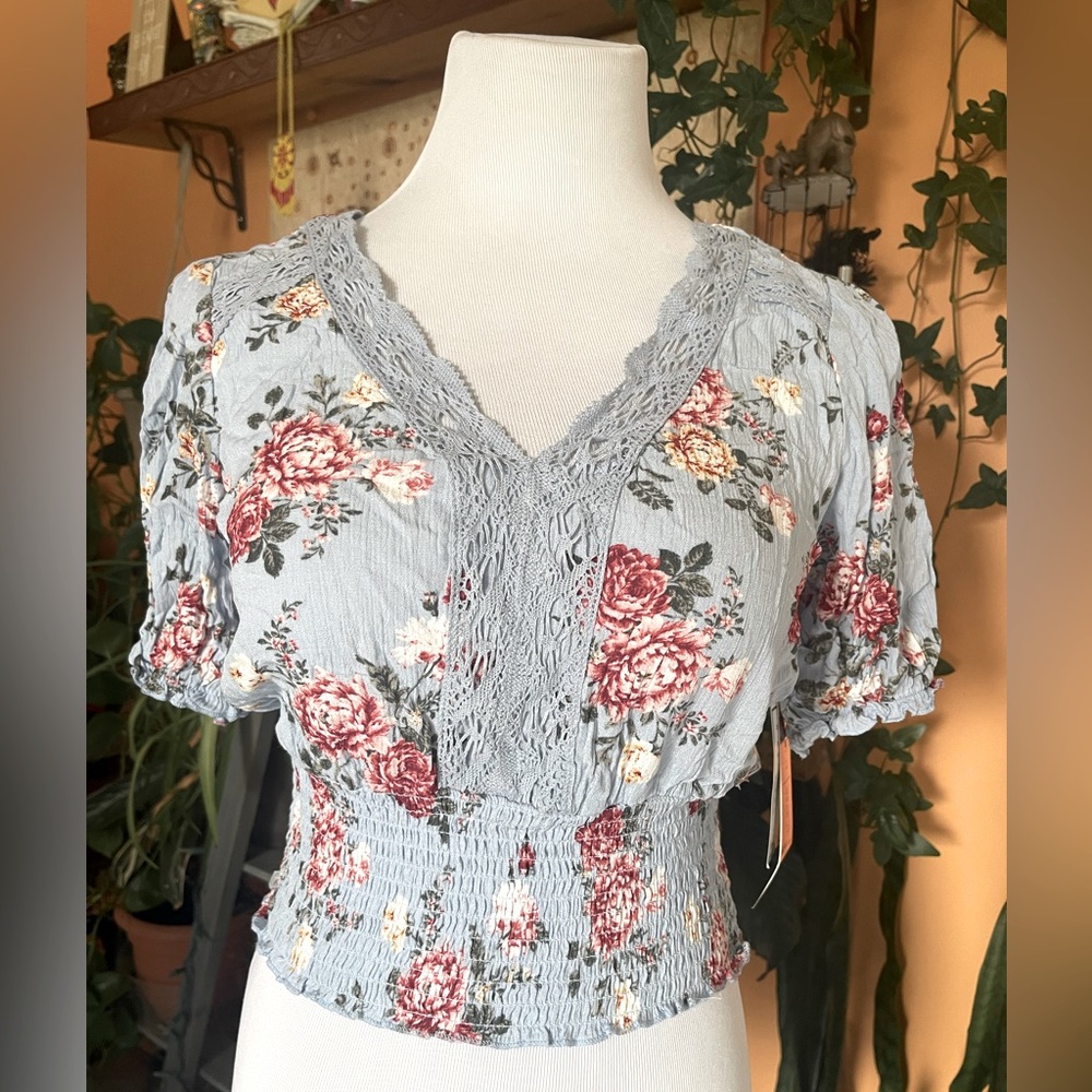Almost Famous - Women’s Floral Cropped Blouse Blue - S